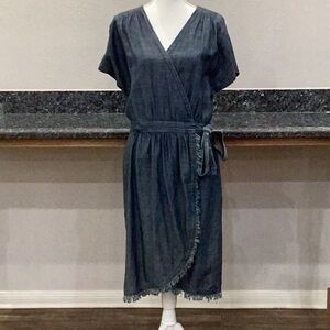 Preowned Trina Turk Dress with Pockets Blue Denim Size 8 (Item#H019)